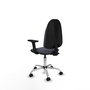 Chaise de bureau Algarra avec mécanisme Contact permanent de base, rembourrée de tissu gris foncé. Équipée d'une base chromée, d'accoudoirs 2D et de roulettes pour parquet