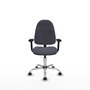 Chaise de bureau Algarra avec mécanisme Contact permanent de base, rembourrée de tissu gris foncé. Équipée d'une base chromée, d'accoudoirs 2D et de roulettes pour parquet
