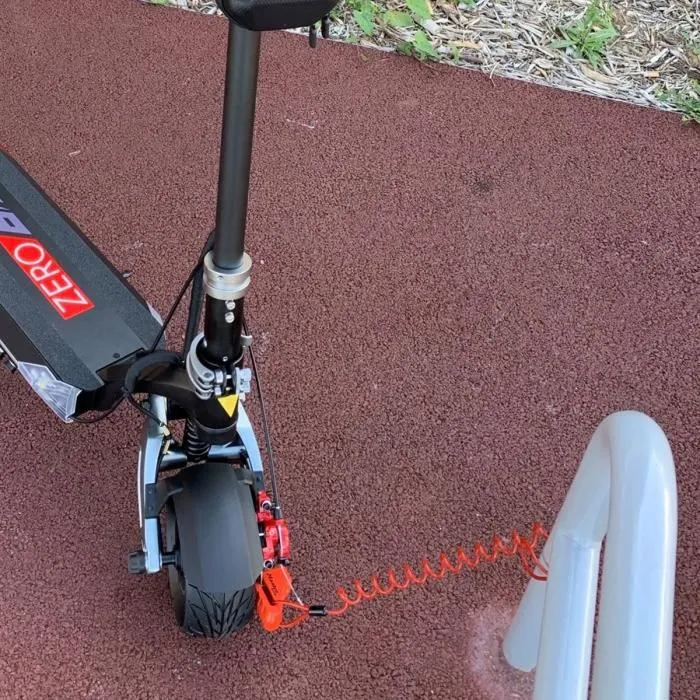 Master Lock 8303EURDPS Antivol moto bloque-disque rouge 80 mm, 3 clés, garantie à vie - Haute sécurité