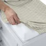 Ingenuity Matelas à langer Cozy Clean beige avec harnais de sécurité