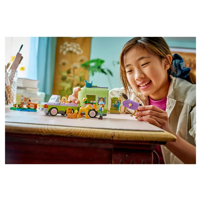 LEGO Friends 42695 - Jeu de Construction La Remorque du Cheval et du Poulain - Avec Voiture, Cheval, Poulain et Mini-Poupées - À Partir de 7 Ans