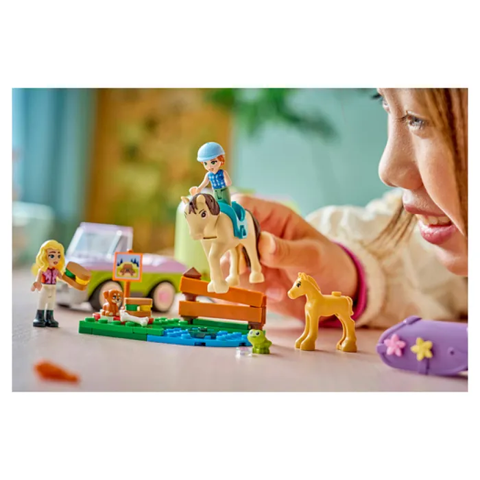 LEGO Friends 42695 - Jeu de Construction La Remorque du Cheval et du Poulain - Avec Voiture, Cheval, Poulain et Mini-Poupées - À Partir de 7 Ans