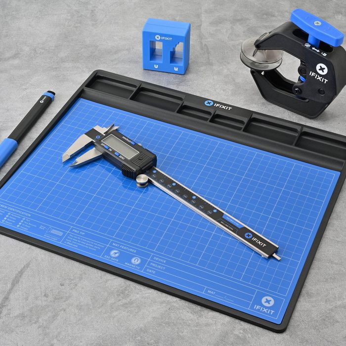 iFixit RBT - Boîte à outils professionnelle de réparation 2023 complète avec sac messager, kit Pro Tech, pince Anti-Clamp, FixMat et accessoires iFixit RBT - Boîte à outils professionnelle de réparation 2023 complète avec sac messager, kit Pro Tech, pince Anti-Clamp, FixMat et accessoires