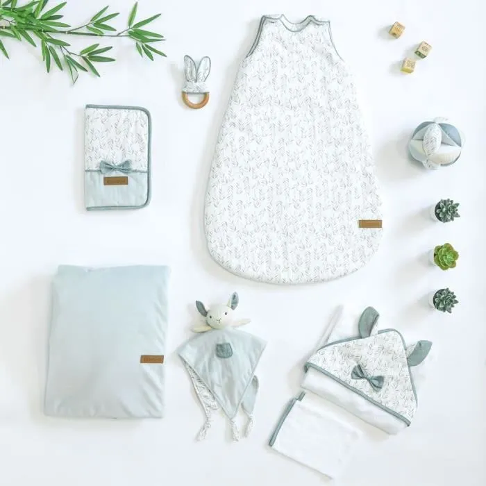 Domiva Matelas à langer Filou avec housse et éponge imperméable - Imprimé feuillage et carreaux sur fond vert thym, thème crochet authentique Domiva Matelas à langer Filou avec housse et éponge imperméable - Imprimé feuillage et carreaux sur fond vert thym, thème crochet authentique