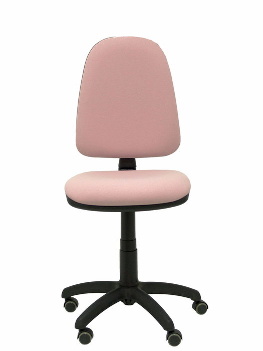 Chaise de bureau Aýna avec mécanisme Contact permanent de base, rembourrée de tissu rose pâle. Équipée d'une base en polyamide noir, sans accoudoirs et avec des roulettes pour parquet.
