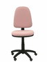 Chaise de bureau Aýna avec mécanisme Contact permanent de base, rembourrée de tissu rose pâle. Équipée d'une base en polyamide noir, sans accoudoirs et avec des roulettes pour parquet.