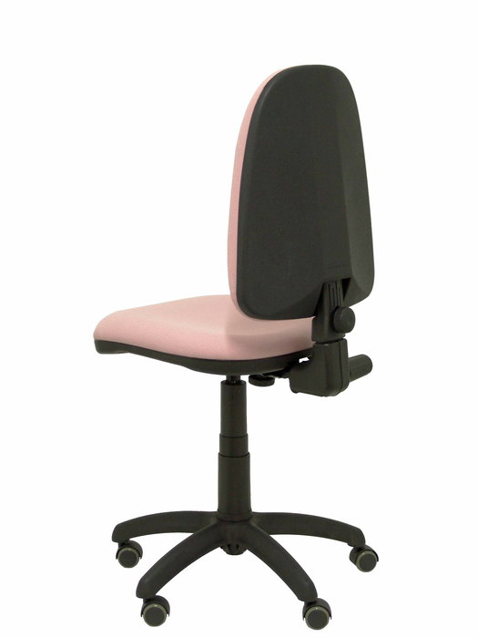 Chaise de bureau Aýna avec mécanisme Contact permanent de base, rembourrée de tissu rose pâle. Équipée d'une base en polyamide noir, sans accoudoirs et avec des roulettes pour parquet.