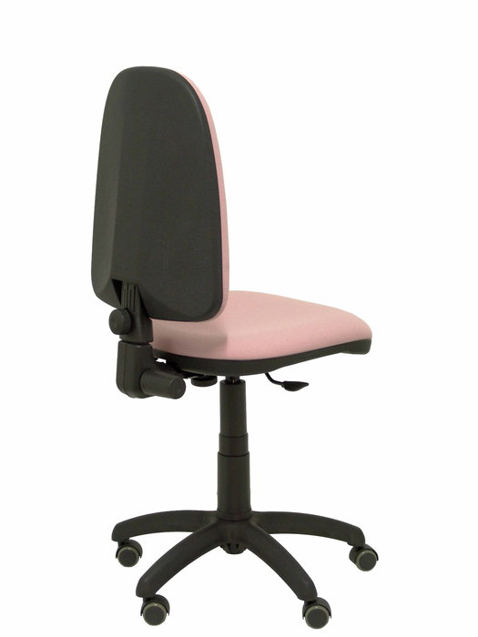 Chaise de bureau Aýna avec mécanisme Contact permanent de base, rembourrée de tissu rose pâle. Équipée d'une base en polyamide noir, sans accoudoirs et avec des roulettes pour parquet.