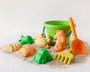 KioKids Jeu de Plage pour Enfants 18 Mois et Plus - Set 8 Pièces avec Cubo, Pelle, Râteau et Moules - Matériau Durable (40% Blé)