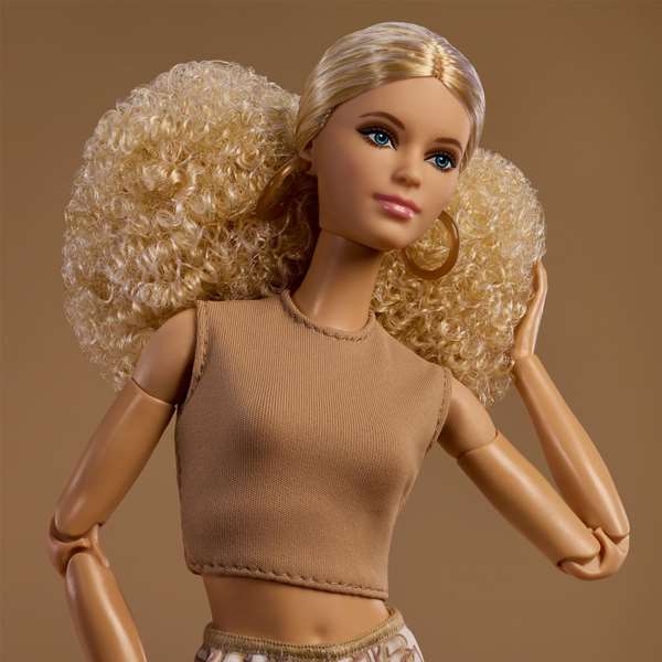 Mattel Barbie Signature Basic, Poupée Blonde aux Cheveux Bouclés et Pantalon Évasé, Pour Enfants de 3 Ans et Plus