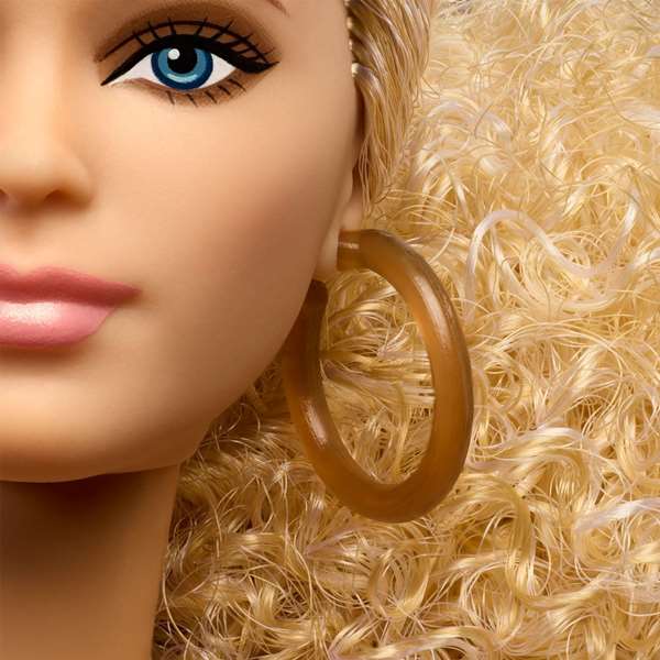 Mattel Barbie Signature Basic, Poupée Blonde aux Cheveux Bouclés et Pantalon Évasé, Pour Enfants de 3 Ans et Plus