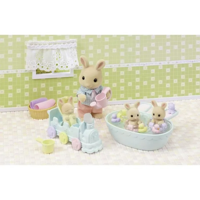Sylvanian Families - Figurines miniatures Les triplés Lapin Crème et accessoires de bain - 5707 - Bébés couverts avec bouées, train et visages différents