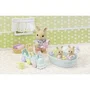 Sylvanian Families - Figurines miniatures Les triplés Lapin Crème et accessoires de bain - 5707 - Bébés couverts avec bouées, train et visages différents