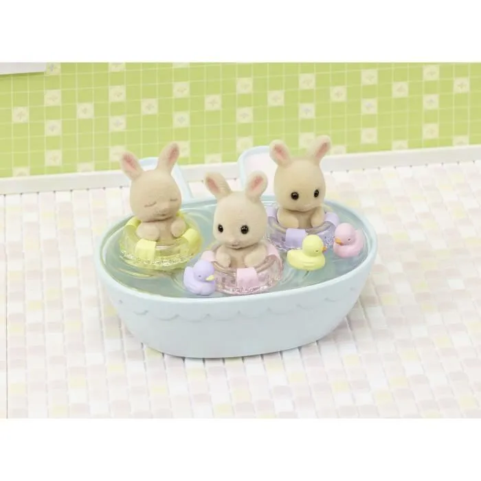 Sylvanian Families - Figurines miniatures Les triplés Lapin Crème et accessoires de bain - 5707 - Bébés couverts avec bouées, train et visages différents