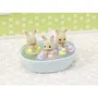 Sylvanian Families - Figurines miniatures Les triplés Lapin Crème et accessoires de bain - 5707 - Bébés couverts avec bouées, train et visages différents