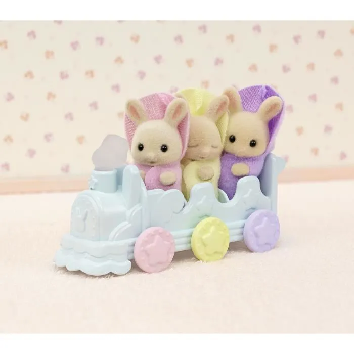 Sylvanian Families - Figurines miniatures Les triplés Lapin Crème et accessoires de bain - 5707 - Bébés couverts avec bouées, train et visages différents