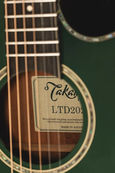 Takamine LTD2025 Guitare Electroacoustique Table Engelmann Massif Corps Koa Hawaiien Finition Antique Ever Green Takamine LTD2025 Guitare Electroacoustique Table Engelmann Massif Corps Koa Hawaiien Finition Antique Ever Green