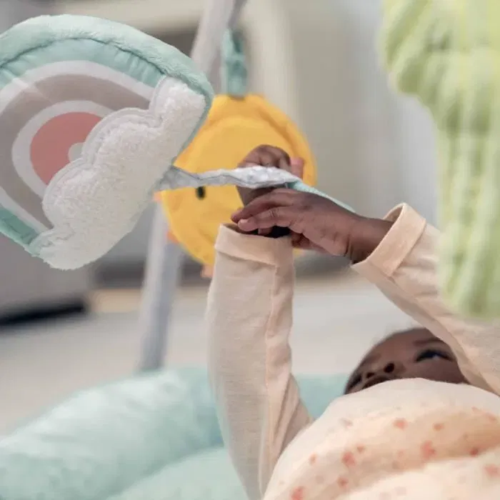 Ingenuity Tapis d'éveil Calm Spring Extra Moelleux bébé - 70% Bambou 30% Coton - 6 Jouets Sensoriels Détachables (Miroir Rotin, Peluche Musicale)