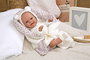 Muñecas Arias - Poupée Elegance 35 cm avec couverture, blanc, jouet d'éveil sensoriel et de poids, âge recommandé 3 ans