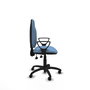 Chaise de bureau Algarra avec mécanisme à double poignée à contact permanent, recouverte de tissu bleu ciel. Équipée d'une base en polyamide noir, d'accoudoirs fixes et de roulettes autobloquantes.