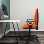 Chaise de bureau Algarra avec mécanisme à double poignée à contact permanent, recouverte de tissu bleu ciel. Équipée d'une base en polyamide noir, d'accoudoirs fixes et de roulettes autobloquantes.
