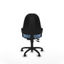 Chaise de bureau Algarra avec mécanisme à double poignée à contact permanent, recouverte de tissu bleu ciel. Équipée d'une base en polyamide noir, d'accoudoirs fixes et de roulettes autobloquantes.