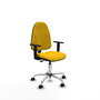Chaise de bureau Algarra avec mécanisme de contact permanent de base, recouverte de tissu jaune. Équipée d'une base chromée, d'accoudoirs 1D et de roulettes pour parquet.