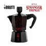 Bialetti - Moka Express Stranger Things 6 tasses - Cafetière italienne 270 ml, design noir/rouge avec bouton musical USB-C