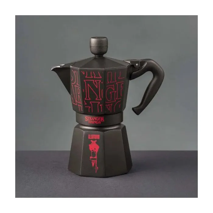 Bialetti - Moka Express Stranger Things 6 tasses - Cafetière italienne 270 ml, design noir/rouge avec bouton musical USB-C