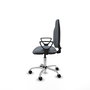 Chaise de bureau Algarra avec mécanisme de contact permanent de base, recouverte de tissu gris. Équipée d'une base chromée, d'accoudoirs fixes et de roulettes en nylon de 50 mm