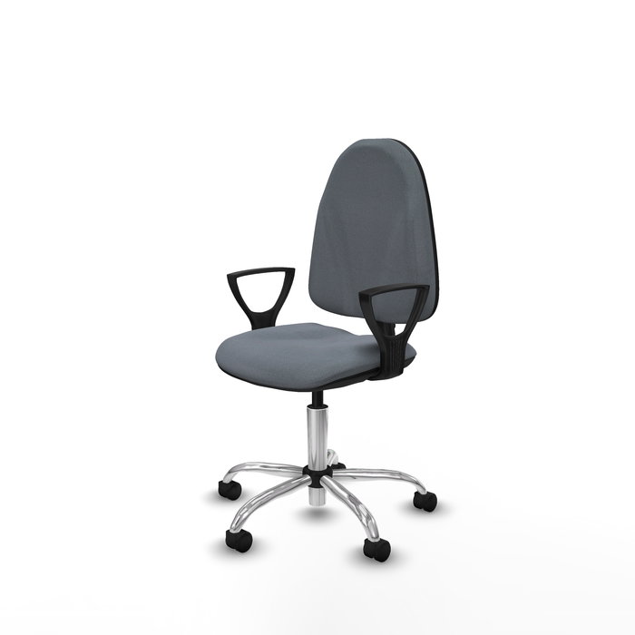 Chaise de bureau Algarra avec mécanisme de contact permanent de base, recouverte de tissu gris. Équipée d'une base chromée, d'accoudoirs fixes et de roulettes en nylon de 50 mm
