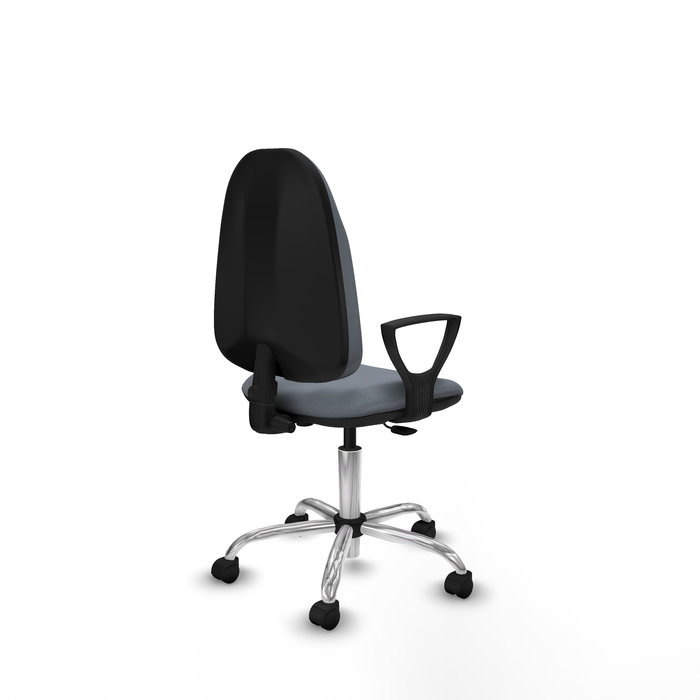 Chaise de bureau Algarra avec mécanisme de contact permanent de base, recouverte de tissu gris. Équipée d'une base chromée, d'accoudoirs fixes et de roulettes en nylon de 50 mm