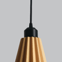 Suspension Lindor avec rosace beige/noire et câble noir, design moderne, compatible ampoule LED E27, câble ajustable