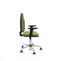 Chaise de bureau Algarra avec mécanisme de contact permanent de base, rembourrée de tissu vert olive. Équipée d'une base chromée, d'accoudoirs 2D et de butées