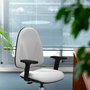Chaise de bureau Algarra avec mécanisme de contact permanent de base, rembourrée de tissu vert olive. Équipée d'une base chromée, d'accoudoirs 2D et de butées