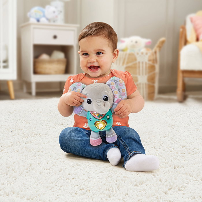V-Tech Peluche Bébé Elephant Pequelefante 80-566722 avec Chansons et Vocabulaire pour Enfants Dès 3 Mois - Effets Lumineux et Bandoulière