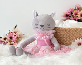 KioKids Poupée Chat en Tissu Doux, Couleur Rose et Multicolore, Visage Brodé avec Bigotes, pour Enfants à partir de 10 Mois - Jouet Doux et Rassurant