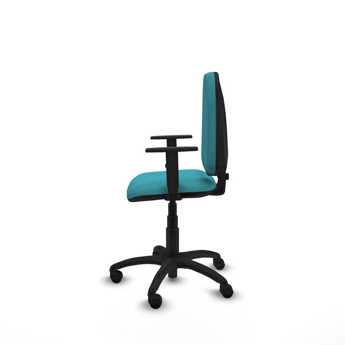 Chaise de bureau Aýna avec mécanisme de contact permanent de base, recouverte de tissu turquoise. Équipée d'une base en polyamide noir, d'accoudoirs 1D et de roulettes en nylon de 50 mm Chaise de bureau Aýna avec mécanisme de contact permanent de base, recouverte de tissu turquoise. Équipée d'une base en polyamide noir, d'accoudoirs 1D et de roulettes en nylon de 50 mm