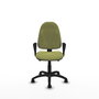 Chaise de bureau Algarra avec mécanisme asynchrone, rembourrée de tissu vert olive. Équipée d'une base en polyamide noir, d'accoudoirs fixes et de roulettes en nylon de 50 mm.