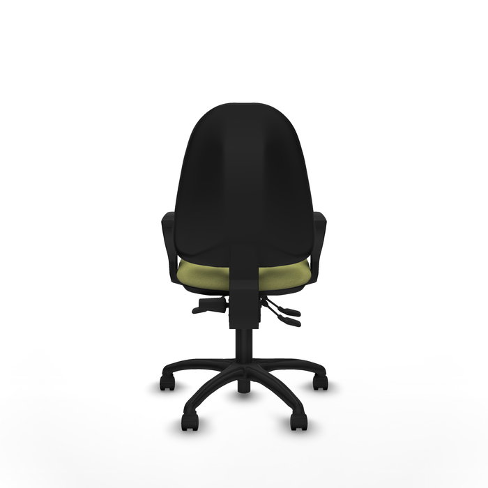 Chaise de bureau Algarra avec mécanisme asynchrone, rembourrée de tissu vert olive. Équipée d'une base en polyamide noir, d'accoudoirs fixes et de roulettes en nylon de 50 mm.