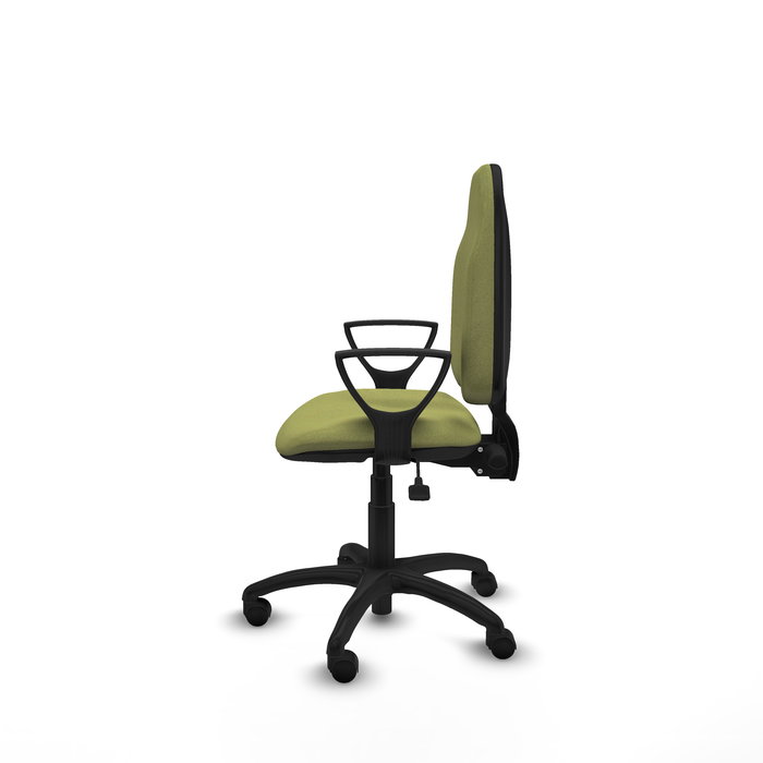 Chaise de bureau Algarra avec mécanisme asynchrone, rembourrée de tissu vert olive. Équipée d'une base en polyamide noir, d'accoudoirs fixes et de roulettes en nylon de 50 mm.