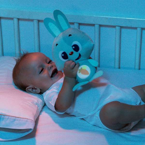 Molto Baby Bunny - Peluche lumineuse avec son et lumière pour bébé dès 6 mois - 7.5 cm - Fonctionne avec piles incluses Molto Baby Bunny - Peluche lumineuse avec son et lumière pour bébé dès 6 mois - 7.5 cm - Fonctionne avec piles incluses