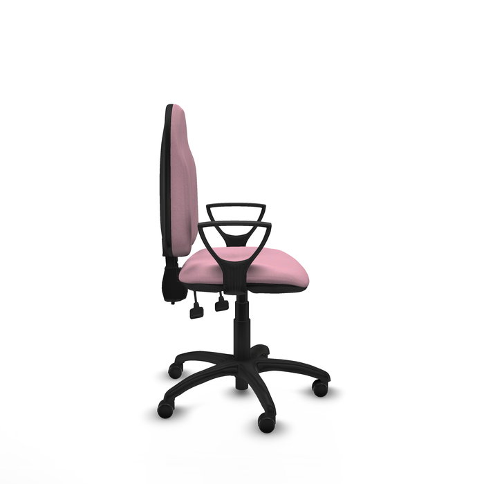 Chaise de bureau Algarra avec mécanisme de contact permanent à double poignée, recouverte de tissu rose. Équipée d'une base en polyamide noir, d'accoudoirs fixes et de roulettes autobloquantes