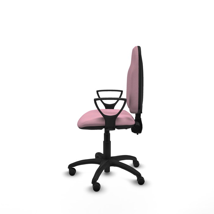 Chaise de bureau Algarra avec mécanisme de contact permanent à double poignée, recouverte de tissu rose. Équipée d'une base en polyamide noir, d'accoudoirs fixes et de roulettes autobloquantes