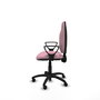 Chaise de bureau Algarra avec mécanisme de contact permanent à double poignée, recouverte de tissu rose. Équipée d'une base en polyamide noir, d'accoudoirs fixes et de roulettes autobloquantes