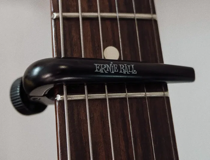 Ernie Ball Precision Bronze - Cejilla pour Guitare Acoustique et Électrique 6/7 Cordes - Capo avec Vis de Précision