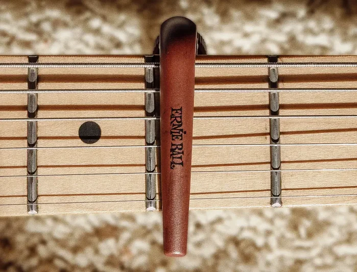 Ernie Ball Precision Bronze - Cejilla pour Guitare Acoustique et Électrique 6/7 Cordes - Capo avec Vis de Précision