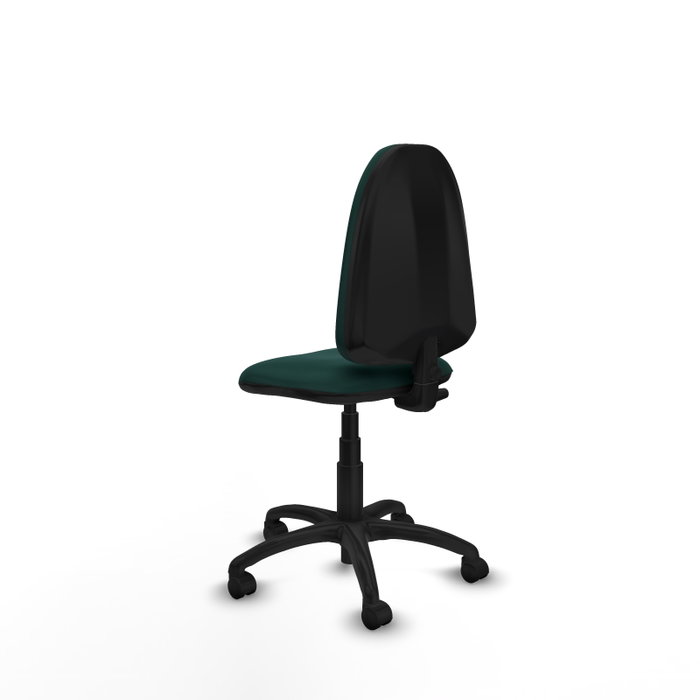 Chaise de bureau Aýna avec mécanisme de contact permanent de base, rembourrée de simili cuir vert bouteille. Équipée d'une base en polyamide noir, sans accoudoirs et de roulettes en nylon de 50 mm.