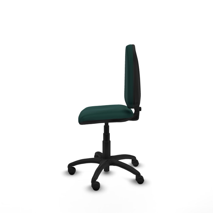 Chaise de bureau Aýna avec mécanisme de contact permanent de base, rembourrée de simili cuir vert bouteille. Équipée d'une base en polyamide noir, sans accoudoirs et de roulettes en nylon de 50 mm.