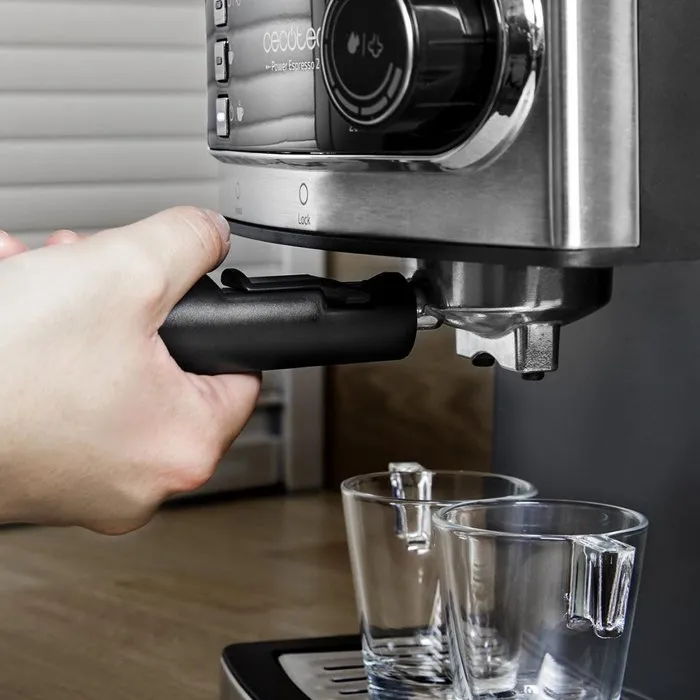 Cecotech Power Espresso 850 W 20 Bars 1,5 L Inox Noir Machine expresso 20 bars avec manomètre et buse vapeur orientable, réservoir 1,5 L, façade inox/noir.